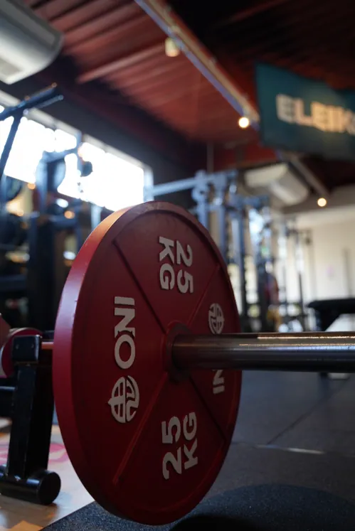 赤プレートとバーベル